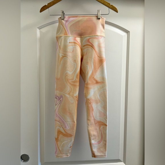 Carbon 38 Printed High Rise 7/8 Leggings in Warped Marble - Picture 7 of 10